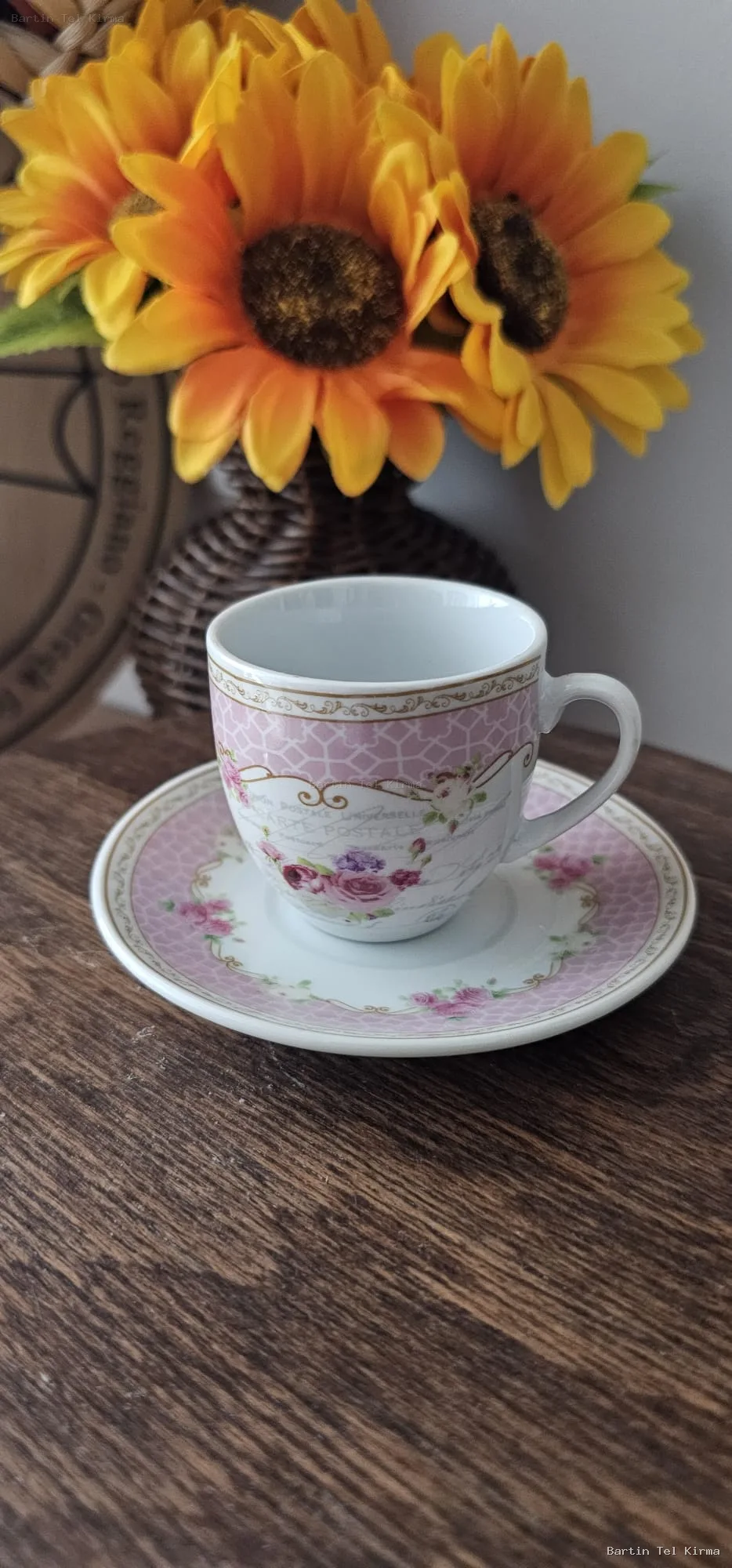 Nostaljik Posta Damgalı, Pembe Gül Desenli ve Geometrik Zeminli Kahve Fincanı