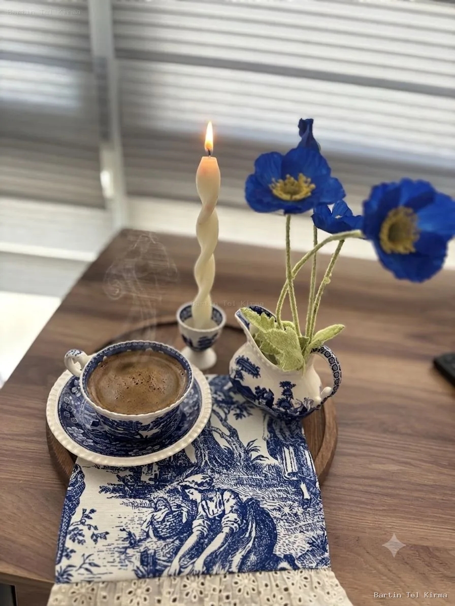 Klasik Mavi Floral Desenli 4 Parça Antika Kahve Fincanı Seti (Sütlük ve Mum Altlığı İlaveli)